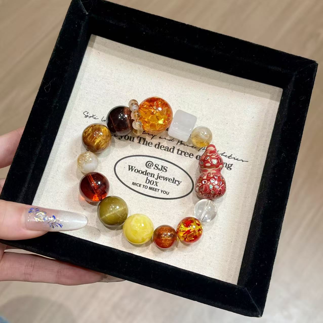 Lacquer Hulu with tiger eye with amber