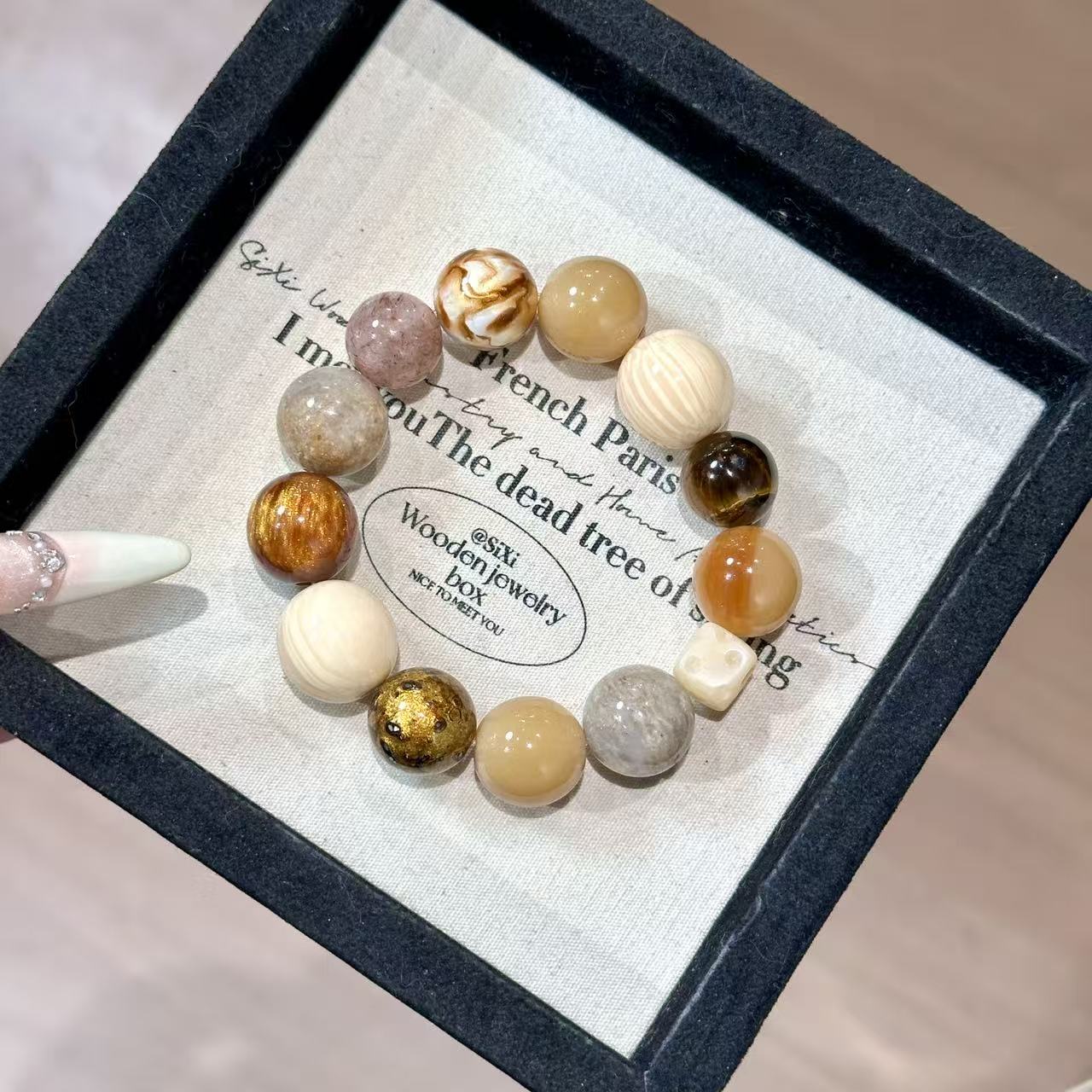 Lacquer with garden quartz